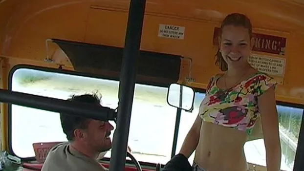 アレキサス：通学バスでドライバーと