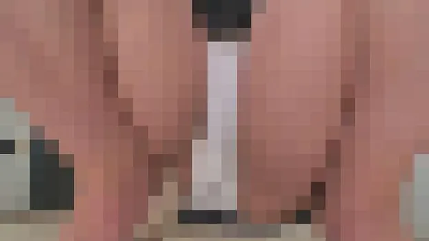 社内に取りつけられた自動販売機パンチラ2