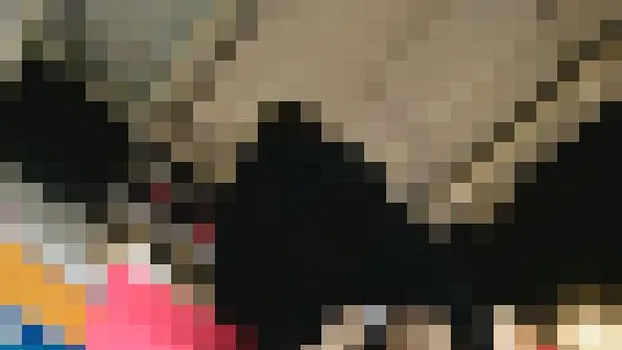 エアホッケーに夢中になっている女子校生のヒラヒラ＆ちらちらパンチラ盗撮