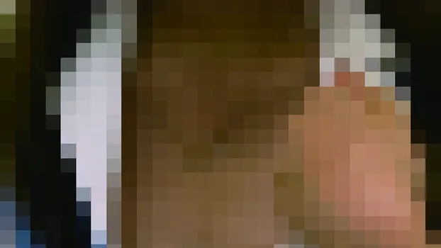 隙間からこぼれたコリコリ乳首盗撮2