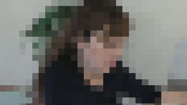 喫茶店のカウンターで誰も見てないと思ってぱっくり大股を広げているGALの接写パンモロ盗撮