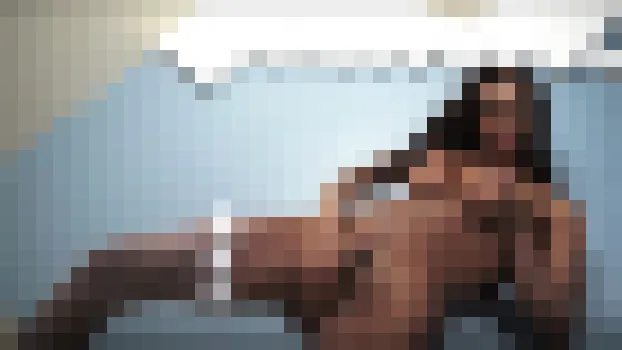 スコファニ：無修正、巨乳のブラジル人女性がセクシーな白いランジェリー姿で脱ぎ、自身のペニスを擦る。